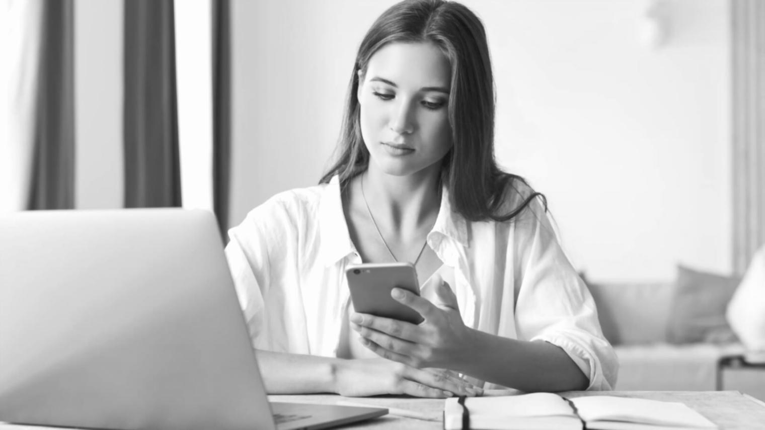 Estudiante trabajando en ejercicios de planificación financiera con laptop