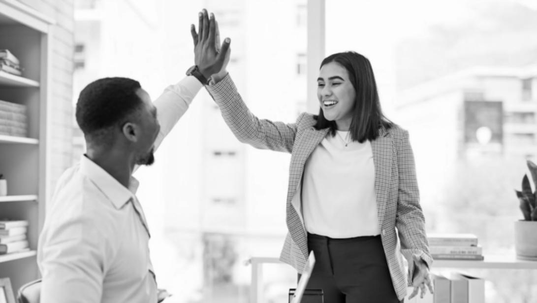 Estudiante organizando finanzas personales con herramientas digitales