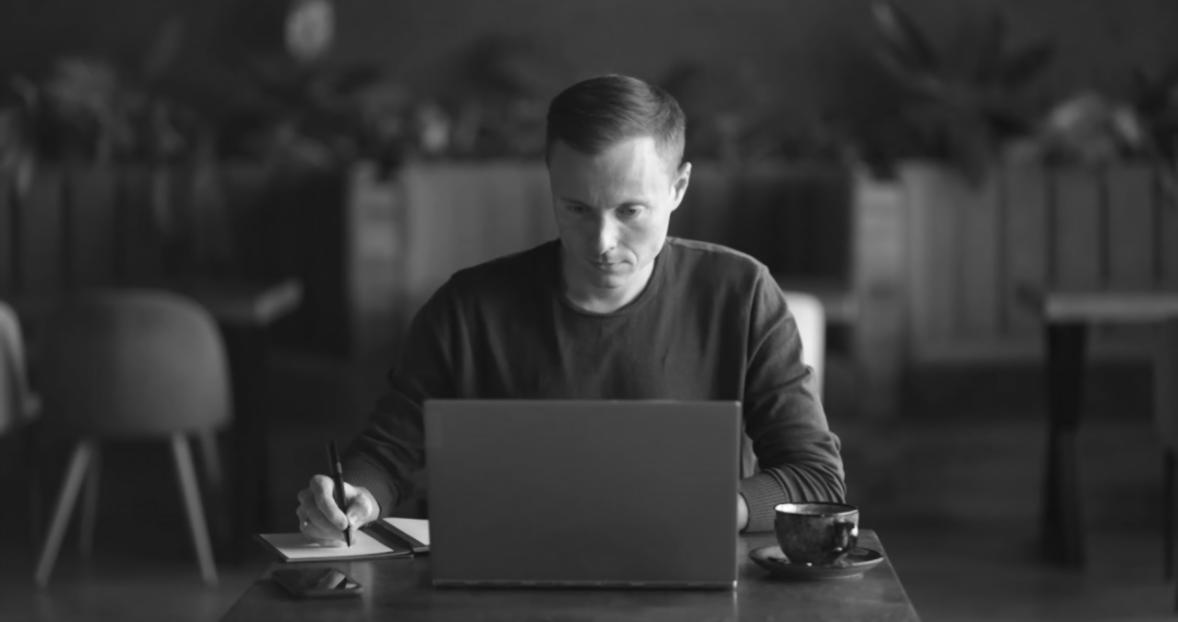 Estudiantes aprendiendo técnicas de presupuesto en sesión práctica