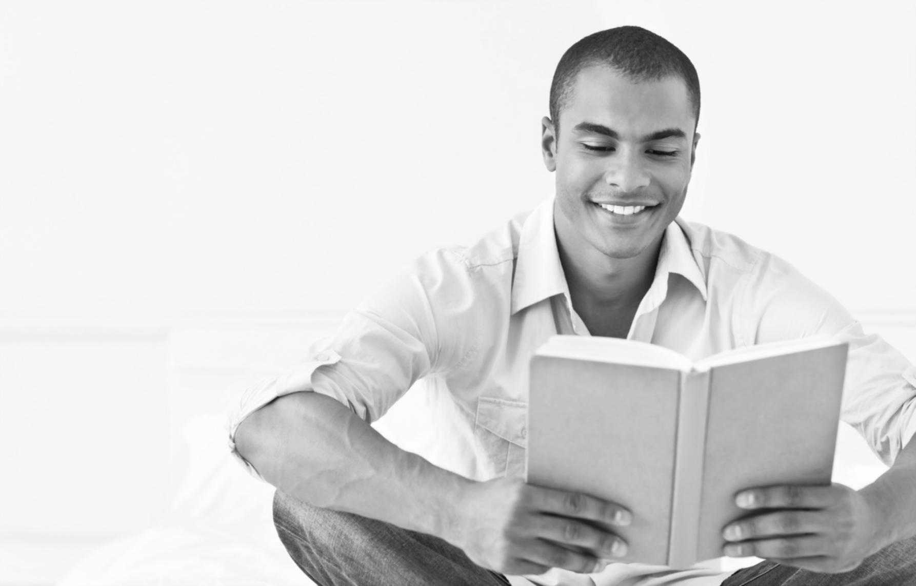 Estudiante aplicando técnicas de estudio para gestión financiera personal