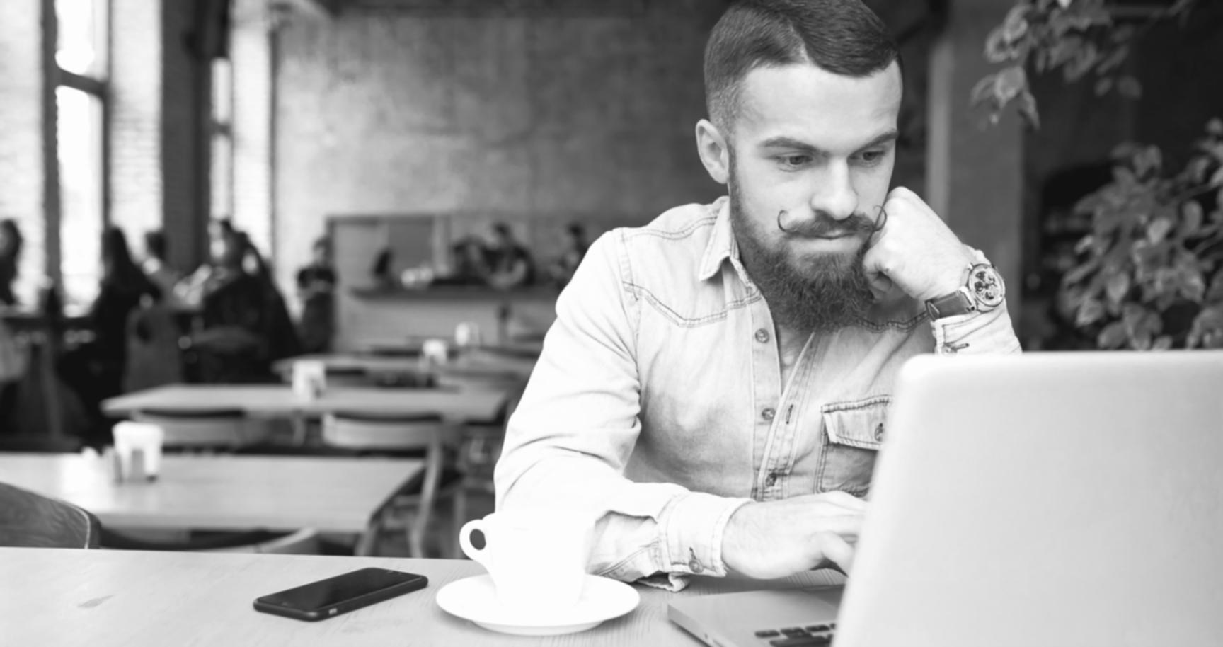 Equipo desarrollando contenido de presupuestos